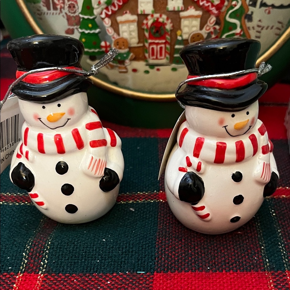 NWT Festive Snowman Salt&Pepper shakers